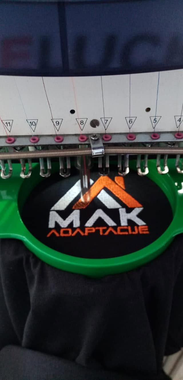 Stroj za vez izrađuje logotip tvrtke MAK Adaptacije